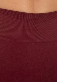 Bordeaux naadloze legging met een geribde tailleband, gekenmerkt door een gladde textuur en een aansluitend ontwerp. Ideaal voor actieve of casual kleding.
