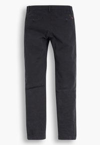 Pantaloni casual da uomo grigio scuro visti da dietro, con due tasche con bottone e passanti per la cintura sulla vita.