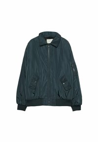 Chaqueta bomber de color verde oscuro con material brillante y suave. Presenta un cierre de cremallera en la parte delantera, puños acanalados y dos bolsillos con botón a presión en la parte delantera. Diseño de cuello clásico.