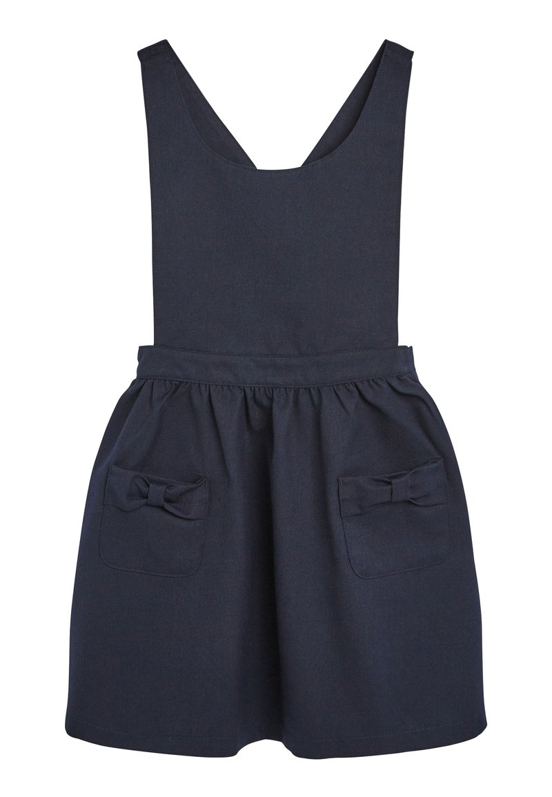 Granatowa bezrękawnikowa sukienka ogrodnicza z szerokimi ramiączkami, marszczoną talią i przednimi kieszeniami ozdobionymi materiałowymi kokardkami.