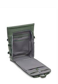 Grüner Rolltop-Rucksack mit gepolstertem Innenraum, grauem Futter, mehreren Taschen und verstellbaren Riemen für sicheren Verschluss und Tragekomfort.