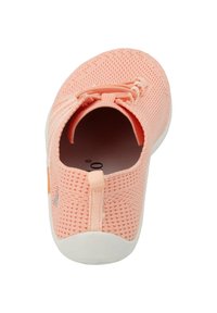 Sneaker in rete color pesco chiaro con superficie testurizzata, lacci elasticizzati e suola in gomma bianca solida. Presenta una linguetta sul retro per una facile vestibilità.
