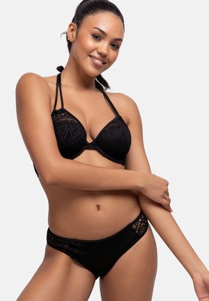 Set bikini in pizzo nero con design a coppa triangolare, dotato di spalline regolabili e motivo testurizzato, abbinato a slip a vita bassa.