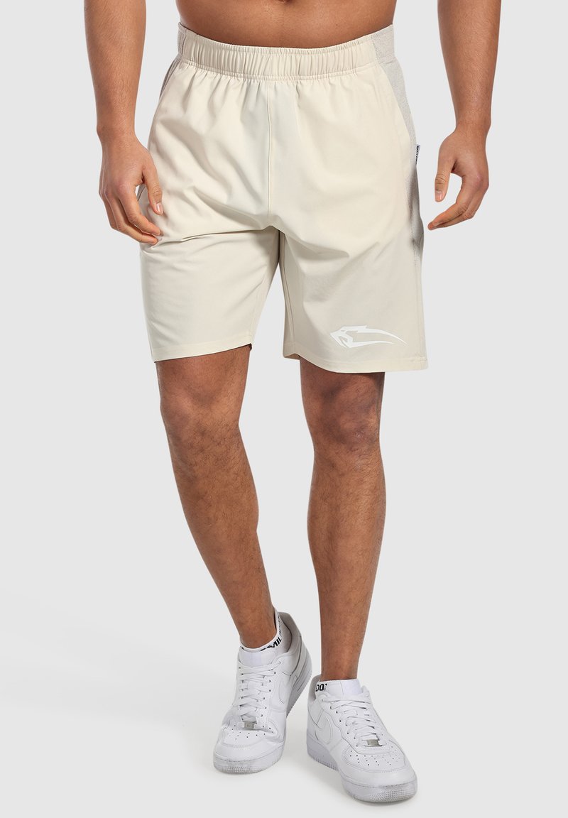 Ljusbeige sportshorts med elastisk midja, sidofickor och en vit logga på vänster ben. Slätt, lättviktigt material.