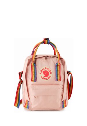 Sac à dos Fjällräven Kånken rose clair avec poignées, sangle d'épaule et patch logo à rayures arc-en-ciel sur la poche avant.