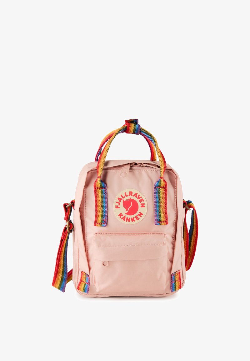 Lichtroze Fjällräven Kånken rugzak met regenbooggestreepte handvatten, schouderband en logopatch op het voorvak.