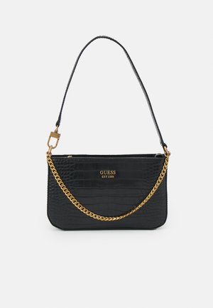 Sac à main Guess noir à motif crocodile, détail chaîne dorée et fine bandoulière, logo et "EST 1981" en doré sur le devant.