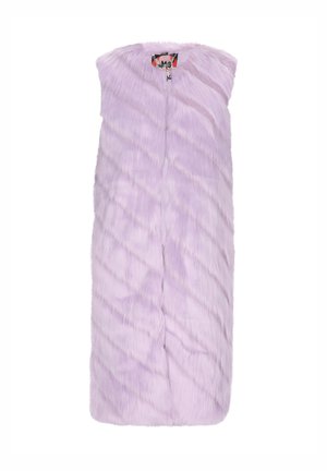 Vesti faux fur lila dengan potongan lurus, tanpa lengan, dan garis tekstur diagonal. Dilengkapi dengan penutupan penuh di bagian depan dan lapisan dalam yang bermotif.