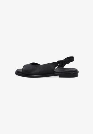 Sandale en cuir noir avec un bout ouvert et une bride arrière, dotée d'une semelle plate et d'un design minimaliste. Aucun motif ni accent visible.