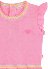Abito lavorato a maglia rosa con scollatura a coste caratterizzata da righe multicolori. Ha maniche a balza e un dettaglio di cuore ricamato sul davanti.