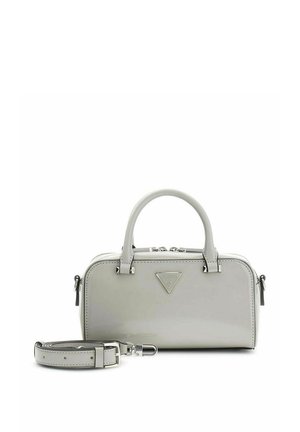 Petit sac à main gris avec double poignée, bandoulière amovible et un logo triangulaire Guess sur le devant.