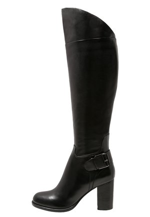 Bota negra de cuero hasta la rodilla con tacón ancho y correa decorativa con hebilla en el lateral exterior.