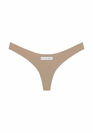 Beige Tanga mit glatter Textur, niedrig geschnittenes Design und einem kleinen Etikett mit "GOD SAVE QUEENS" auf der Vorderseite.