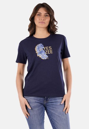 T-shirt in cotone blu navy con una grafica di una piuma blu e il testo "YES ZEE" in oro, collo a giro, maniche corte.