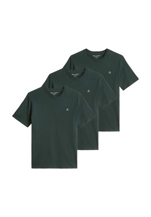 Trois T-shirts verts foncés à manches courtes et col rond avec un petit logo blanc sur la poitrine gauche, disposés en chevauchement sur un fond blanc.
