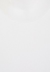 Tessuto lavorato a maglia bianco con una texture a coste, con un collo a girocollo aderente. L'aspetto complessivo è liscio e senza cuciture.