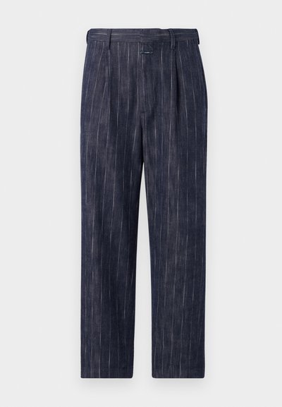 Marine gestreepte broek met een hoge taille, geplooide voorkant en rechte pijpen. Gemaakt van een lichte stof met een subtiele textuur.