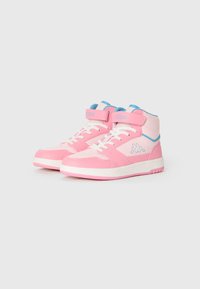 Et par rosa og blå høye sneakers med hvite lisser, borrelåsstropper og logo på siden, vist mot en hvit bakgrunn.