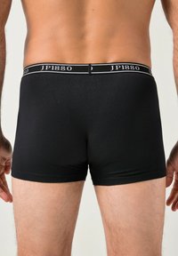 Bóxer de algodón negro con cinturilla elástica negra que presenta la marca blanca "JP1880". Textura suave y diseño ajustado.