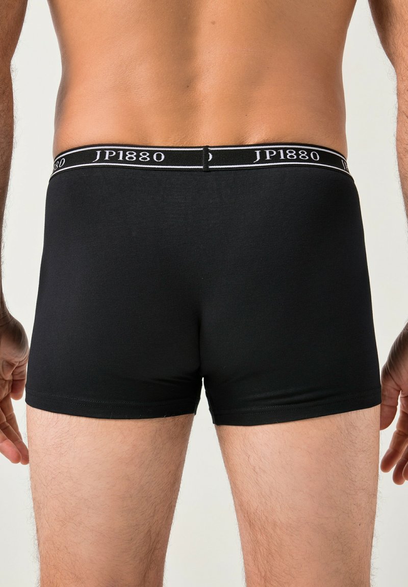 Bóxer de algodón negro con cinturilla elástica negra que presenta la marca blanca "JP1880". Textura suave y diseño ajustado.