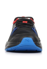 Scarpe da ginnastica nere realizzate in mesh e materiale sintetico, con accenti rossi e blu, suola testurizzata e sistema di allacciatura prominente.