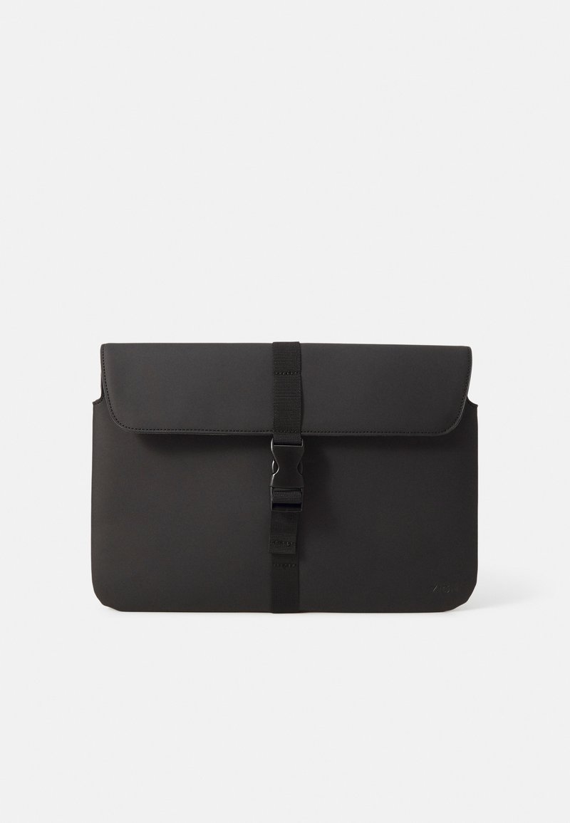 Svart laptopfodral tillverkat av slätt material, med en klaffstängning som säkras med en svart spänne och minimalistisk design.