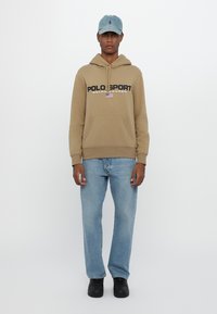 Polo Ralph Lauren POLO SPORT FLEECE SWEATSHIRT  - Pusa - desert khaki/black