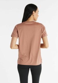 New Balance ESSENTIALS - Camiseta deportiva - beige