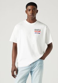 Levi's® FOOTBALL FAN TEE UNISEX - Apdrukāts T-krekls - white