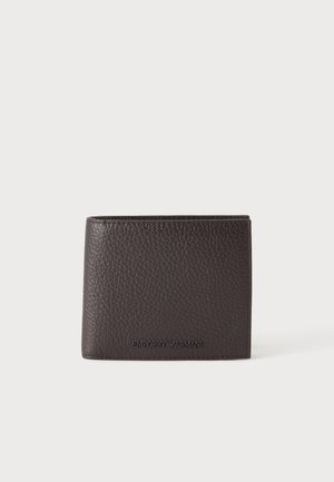 Portefeuille en cuir texturé marron foncé avec un petit logo Emporio Armani embossé au centre avant sur un fond uni.