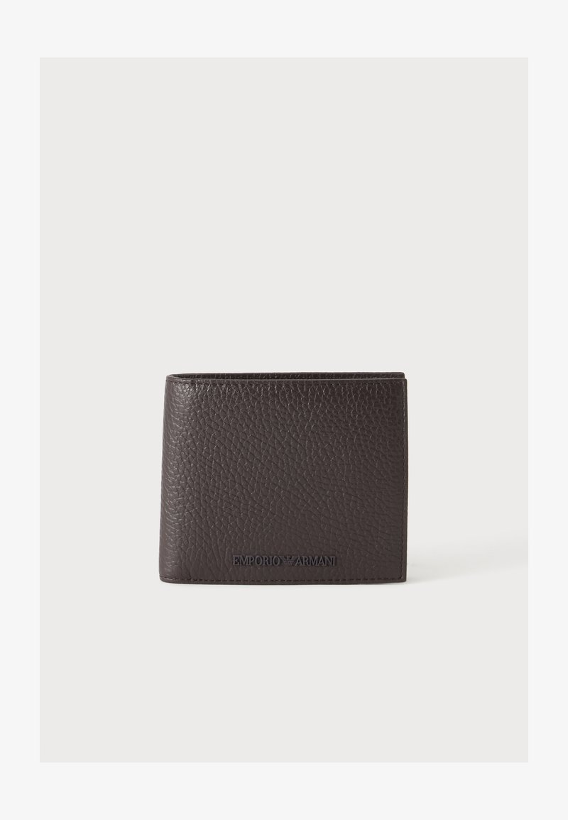 Portefeuille en cuir texturé marron foncé avec un petit logo Emporio Armani embossé au centre avant sur un fond uni.