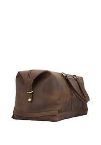 Bolsa de viaje de cuero marrón con cierre de cremallera, parte superior redondeada, dos asas y herrajes de tono dorado. Textura suave con un acabado natural.