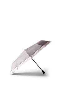 Ombrello con una canopy grigia testurizzata, asta nera e manico; presenta un marchio in rilievo lungo il bordo; design sottile e leggero.