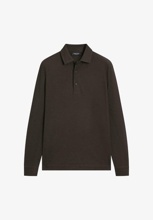 Brun langærmet poloshirt i tekstureret bomuld med klassisk krave, tre knapper og ribkanter ved ærmerne for en tætsiddende pasform.