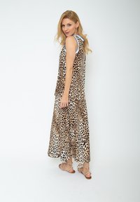 Zestaw sukienki i bluzki w panterkę w odcieniach brązu i beżu, wykonany z lekkiego materiału, z wysokim dekoltem i luźnym krojem.