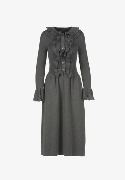 Ciemnoszara, długosleeve'owa sukienka dzianinowa z guzikowymi falbankami z przodu oraz falbankami przy mankietach, midi długości, dopasowany w pasie.