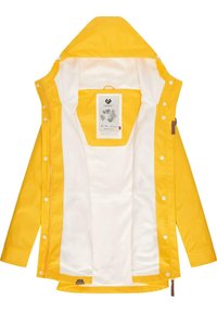 Veste imperméable jaune avec capuche, dotée d'une douce doublure intérieure blanche et d'une petite poche intérieure pour le rangement. Texture lisse, fermetures à pression.