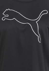 Svart t-shirt med en stor vit Puma-logotypsilhuett. Tyget är slätt med en figurnära design och rund halslinning.