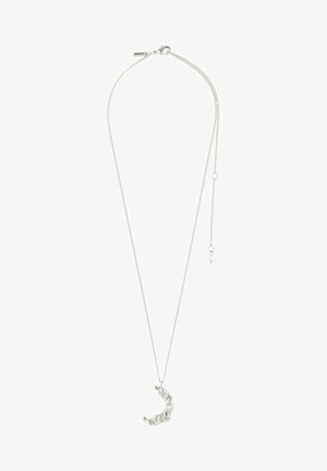 Sølv halskæde med en tekstureret halvmåne vedhæng, hængende fra en tynd kæde med en krabbe-lås og justerbar længde.