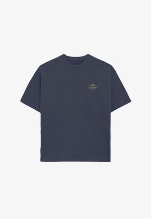 T-shirt di cotone blu navy con collo rotondo, maniche corte e un piccolo logo dorato sul lato sinistro del petto. Fit classico e rilassato, colore unico.