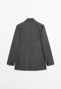 Donkergrijze krijtstreepblazer met lange mouwen, een notched kraag en een centrale achterventilatie, gezien van achteren.