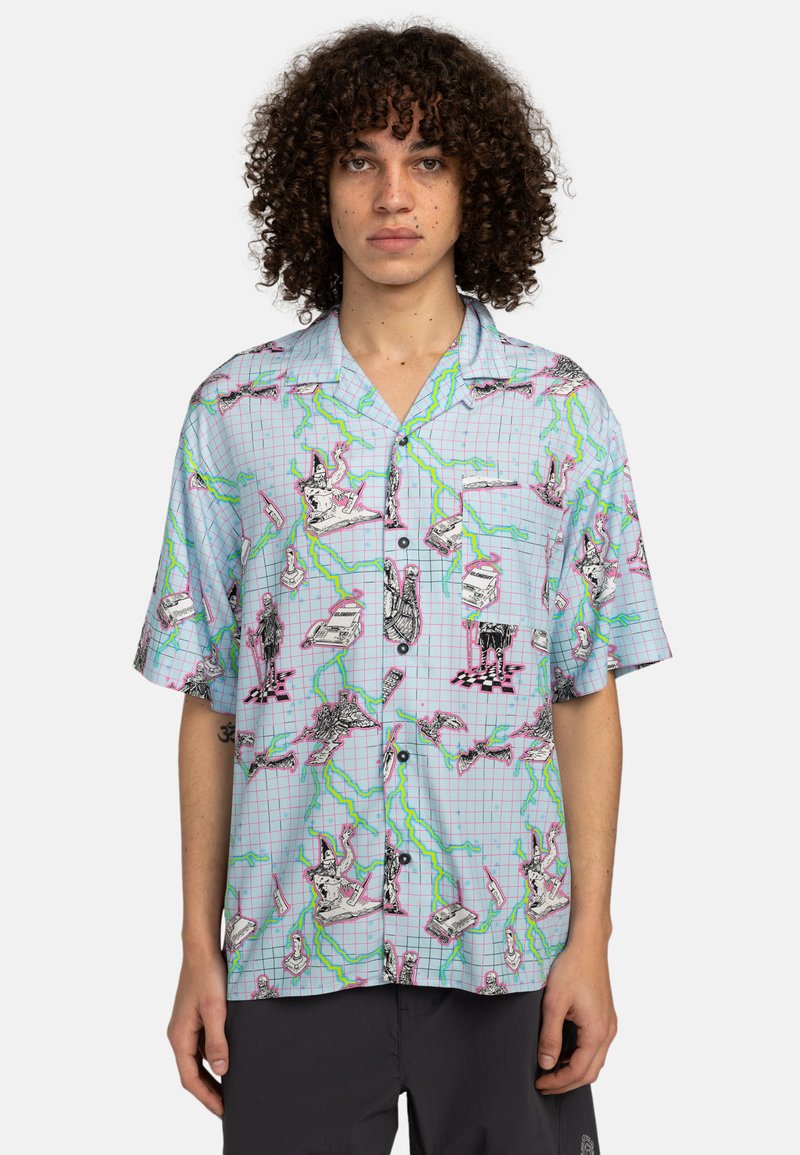 Kurzarmhemd in hellblau mit kariertem Muster, versehen mit schwarzen und pinken grafischen Illustrationen. Lockere Passform, Button-Down-Kragen und dunkle Knöpfe.