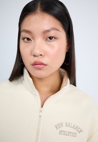New Balance GRAPHIC QUARTER ZIP - Sweater - off-white