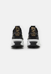 EA7 Emporio Armani INFINITY CAGE UNISEX - Sapatilhas - triple black/gold