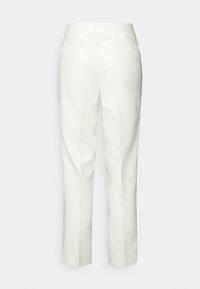 Pantaloni bianchi su misura con vita aderente, gambe dritte e due tasche posteriori. Realizzati in tessuto leggero e liscio per il massimo comfort.