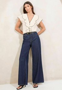 Lipsy REGULAR FIT - TIPPED V-NECK RUFFLE SHORT SLEEVE - Blúz - ivory