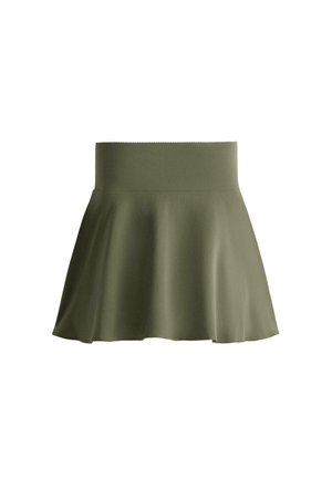 Olivengrøn A-formet nederdel med bred linning og let udslag, vist på hvid baggrund.