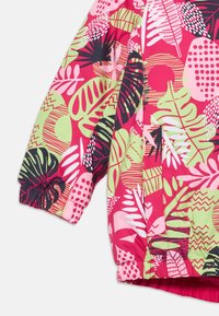 Chaqueta acolchada colorida con vibrantes patrones de hojas tropicales en rosa, verde y negro. Cuenta con puños elásticos y un acabado suave y brillante.