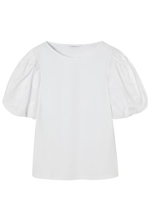 Biela blúzka s okrúhlym výstrihom a krátkymi nafúknutými rukávmi s jemnou kvetinovou textúrou.