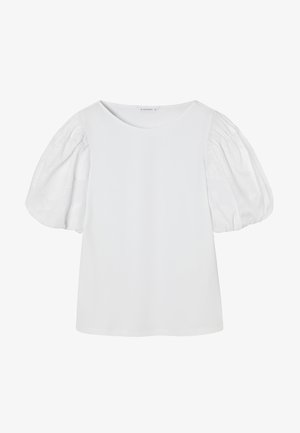 Biela blúzka s okrúhlym výstrihom a krátkymi nafúknutými rukávmi s jemnou kvetinovou textúrou.